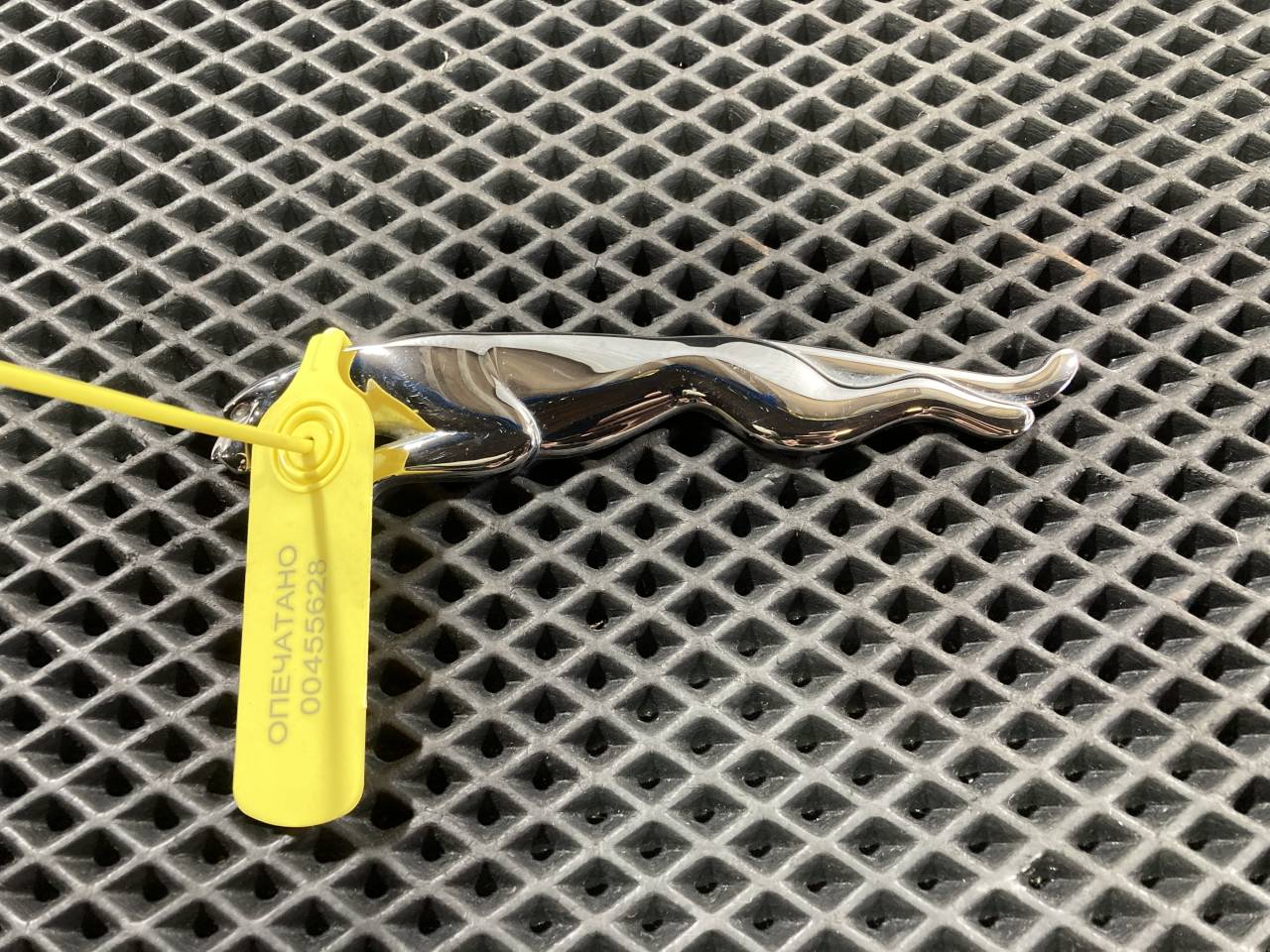 эмблема Jaguar XF X260 2016, 3.0 л., AJ 126, бензин, АКПП, седан, GX73404D52BA, T2H26823 - фото №1