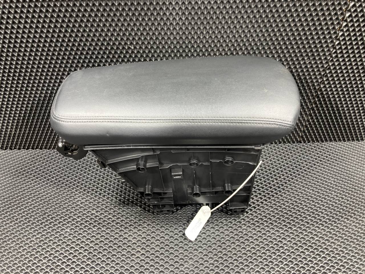 подлокотник Kia K5 3 поколение 2020, 1.6 л., G4FP, бензин, АКПП, 84680L3000 - фото №1