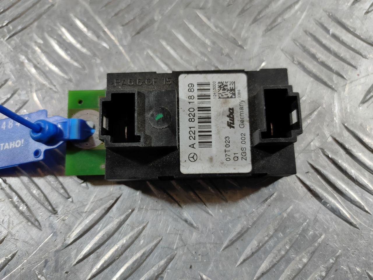 антенна Mercedes-Benz S-Класс W221 2008, 5.5 л., M 273.961, бензин, седан, A2218201889 - фото №1