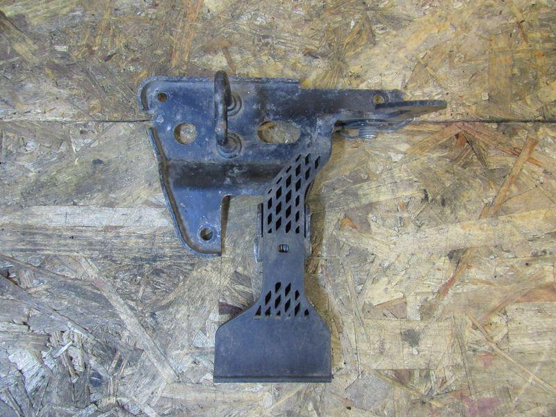 захватный крюк капота Audi A4 B7 2006, 8E0823480E - фото №1