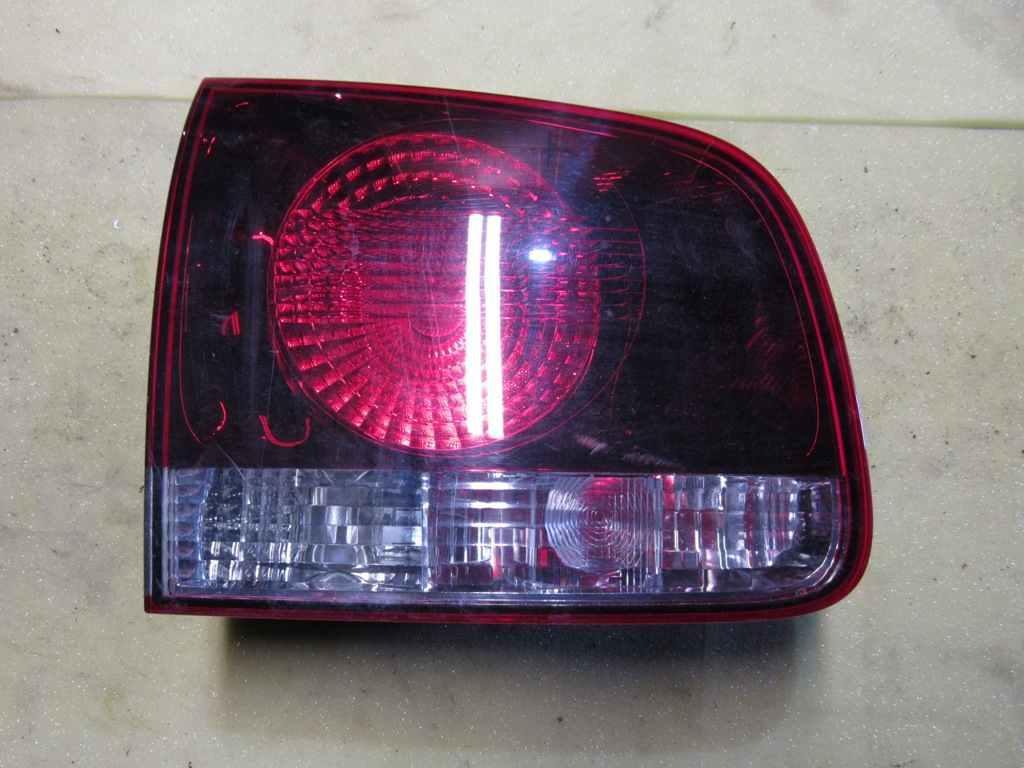 фонарь крышки багажника левый Volkswagen Touareg 1 поколение 2006, 3.0 л., дизель, АКПП, внедорожник 5 дв. - фото №1