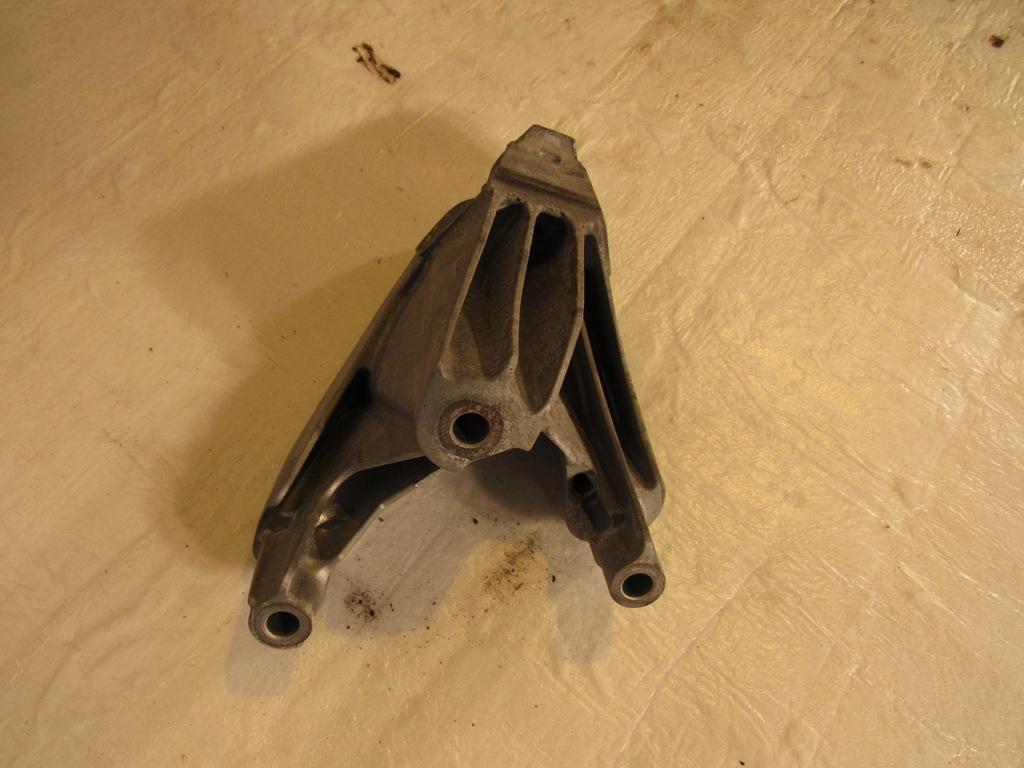 кронштейн двигателя Audi Q5 8R 2012, 2.0 л., CNCD, бензин, внедорожник 5 дв., 8K0199307CC - фото №1