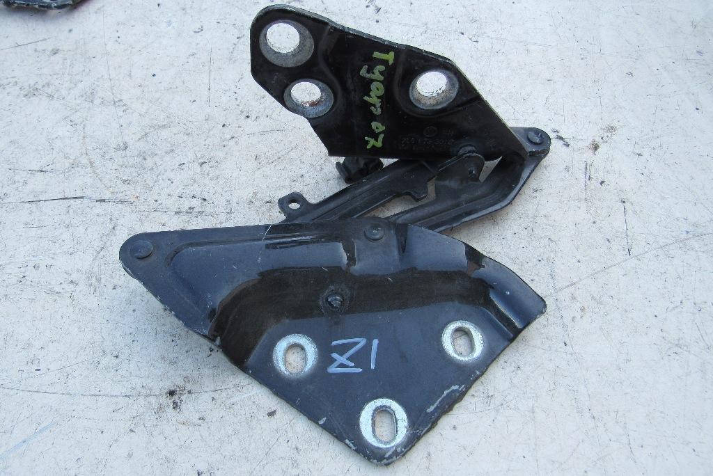 петля капота правая Volkswagen Touareg 1 поколение 2006, 3.0 л., дизель, внедорожник 5 дв., 7L6823302B - фото №1