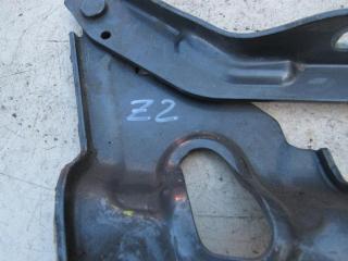 петля капота левая Volkswagen Touareg 2 поколение 2011, 3.0 л., дизель, внедорожник 5 дв., 7P6823301