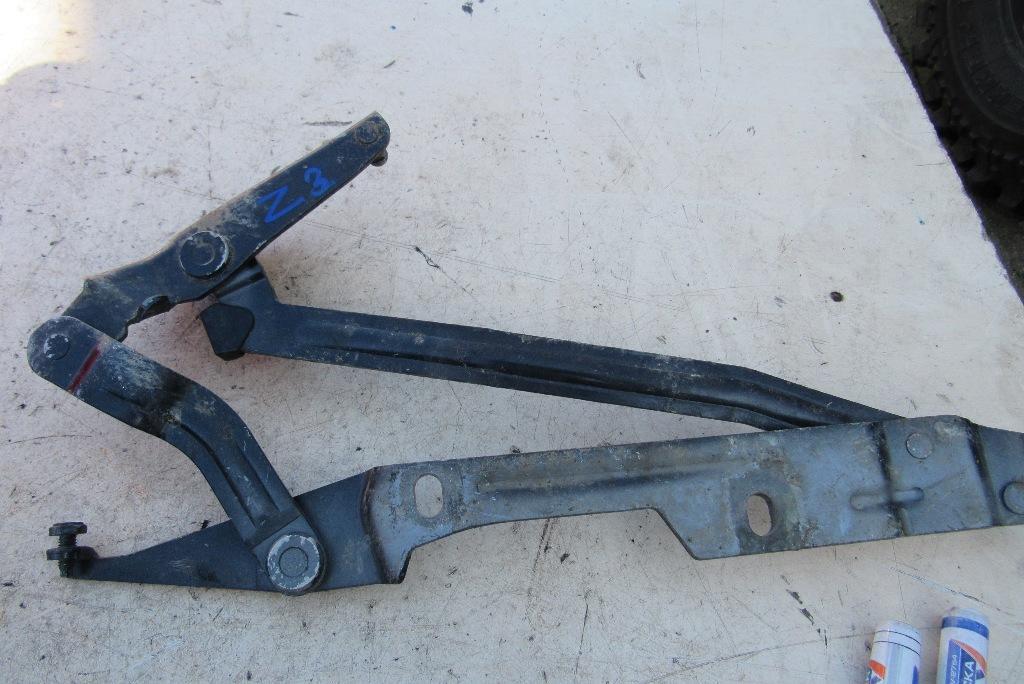 петля крышки багажника Audi 100 4A/C4 1990, 2.0 л., бензин, седан, 4A5827499A - фото №1