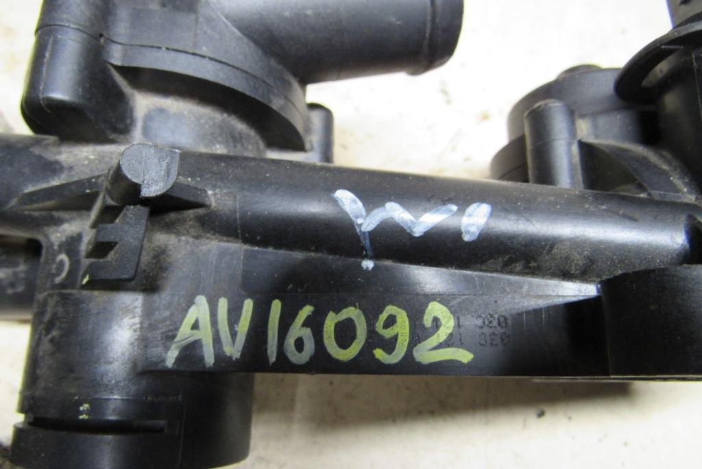 корпус термостата Volkswagen Golf Plus 1 поколение 2007, 1.4 л., CAXA, бензин, хетчбэк 5 дв., 03C121026S - фото №1