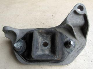 подушка крепления КПП Renault Duster 1 поколение 2012, 2.0 л., бензин, внедорожник 5 дв., 8200805803