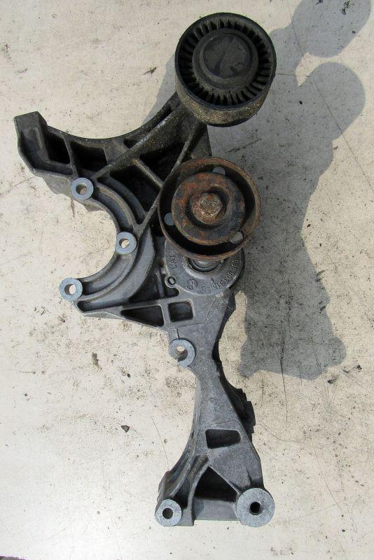 кронштейн компрессора кондиционера Audi A4 B7 2006, 2.0 л., BVA, дизель, седан, 03G903143D - фото №1