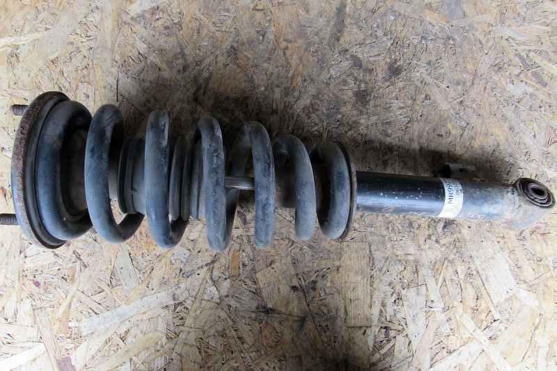 амортизатор передний правый Mitsubishi L200 4 поколение 2010, 2.5 л., 4D56 (16V), дизель, пикап, MR992321 - фото №1