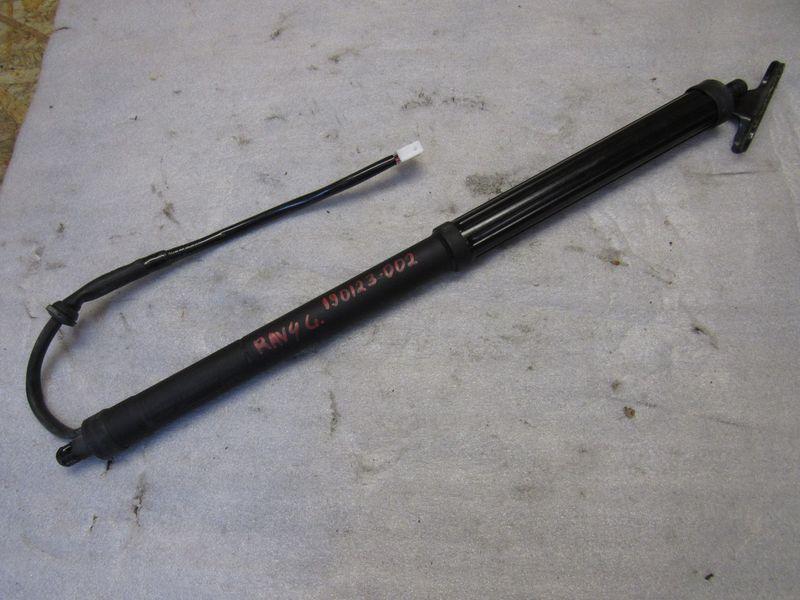 амортизатор крышки багажника (3-5 двери) Toyota RAV4 5 поколение (XA50) 2020, 2.5 л., гибрид, 68920-42020 - фото №1