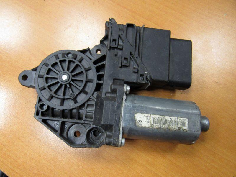 моторчик стеклоподъемника задний правый Volkswagen Golf 6 поколение 2008, 0130821431 - фото №1