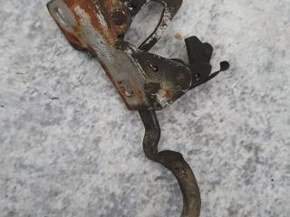 захватный крюк капота BMW 5 серия E39 [рестайлинг] 2001, 2.5 л., i, M54 B25 (256S5), бензин, МКПП, серебро, седан, правый руль