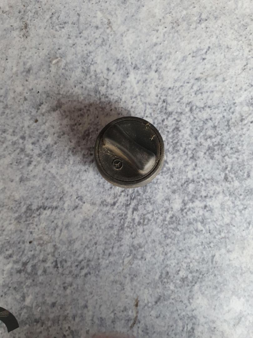 пробка топливного бака Mercedes-Benz C-Класс W202/S202 W202 1996, 2.2 л., D, OM 604.910, дизель, 5МКПП, синий, седан, задний привод - фото №1