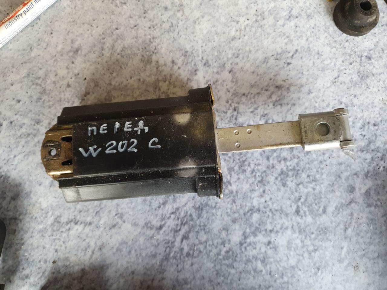 ограничитель открывания двери Mercedes-Benz C-Класс W202/S202 W202 1996, 2.2 л., D, OM 604.910, дизель, 5МКПП, синий, седан, задний привод - фото №1