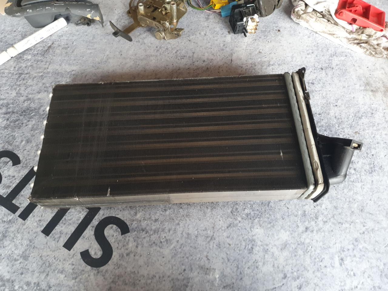 радиатор отопителя (печки) Mercedes-Benz Vito W638 2000, 2.2 л., CDi, OM 611LA (75 KW CDI), дизель, МКПП, красный, минивэн, передний привод - фото №1