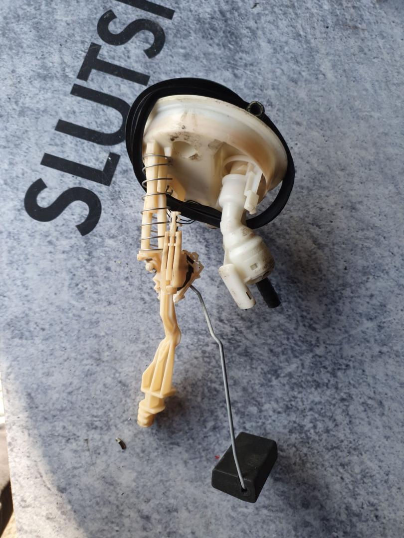 датчик уровня топлива BMW 5 серия E39 2000, 2.0 л., i, M52 B20, бензин, 5МКПП, серебро, седан, задний привод, правый руль - фото №1