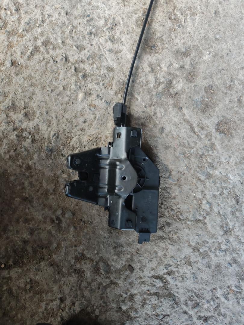 замок багажника BMW 3 серия E90/E91/E92/E93 2006, 1.8 л., бензин, МКПП, серебристый металлик, седан, правый руль - фото №1