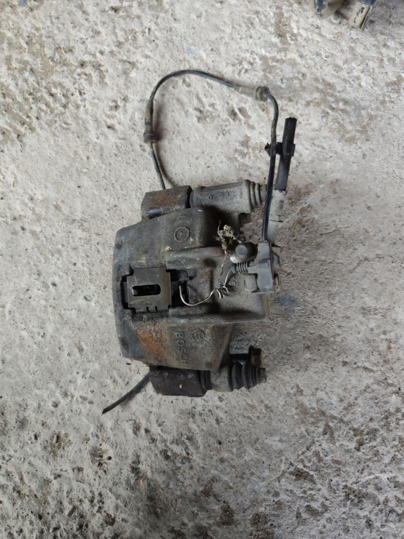 суппорт передний правый Mercedes-Benz Vito W638 2000, 2.2 л., CDi, OM 611LA (75 KW CDI), дизель, МКПП, красный, минивэн, передний привод - фото №1