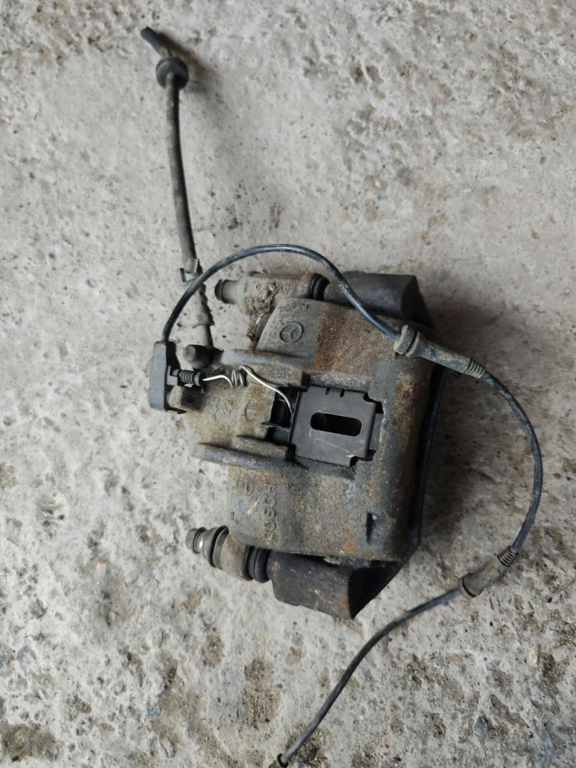 суппорт передний левый Mercedes-Benz Vito W638 2000, 2.2 л., CDi, OM 611LA (75 KW CDI), дизель, МКПП, красный, минивэн, передний привод - фото №1