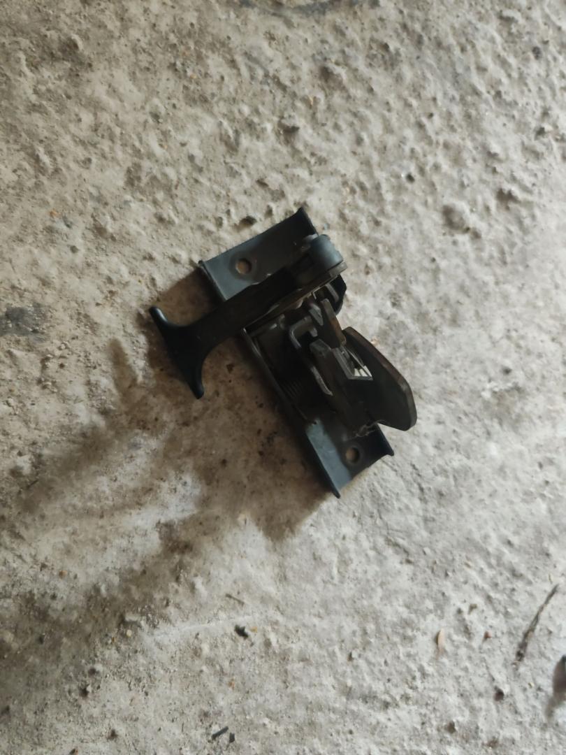 захватный крюк капота Mercedes-Benz E-Класс W211/S211 S211 2003, 3.2 л., дизель, АКПП, синий, универсал - фото №1