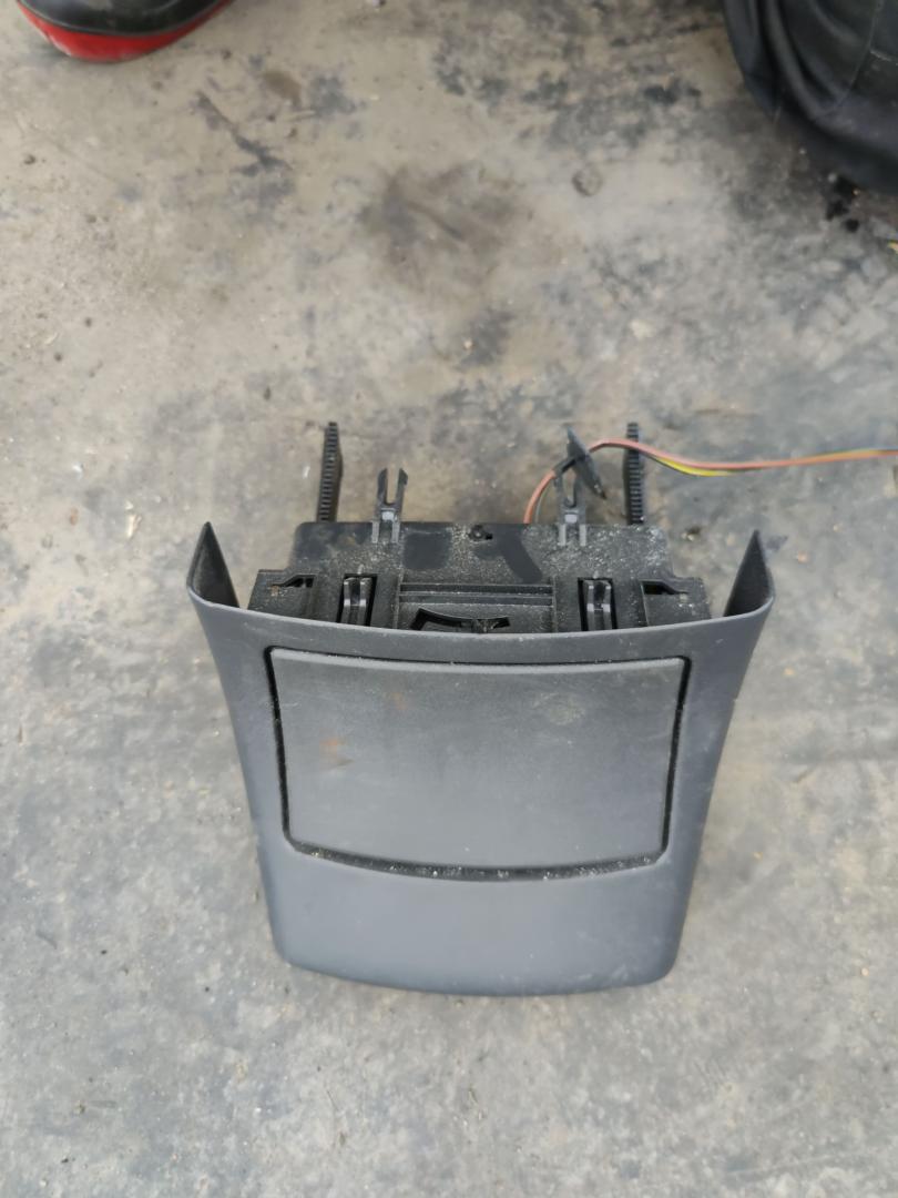 пепельница Mercedes-Benz E-Класс W211/S211 S211 2004, 2.7 л., дизель, АКПП, серо-синий, универсал, задний привод - фото №1