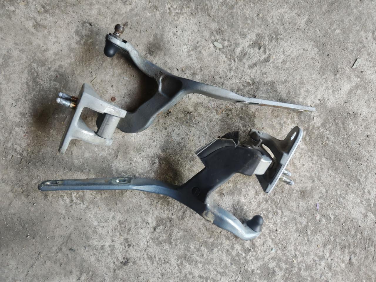 петля крышки багажника Mercedes-Benz E-Класс W211/S211 S211 2004, 2.7 л., дизель, АКПП, серо-синий, универсал, задний привод - фото №1