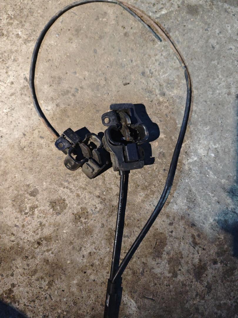 замок капота Mercedes-Benz C-Класс W203/S203/CL203 2003, 2.7 л., дизель, АКПП, серебристый металлик, универсал, задний привод - фото №1