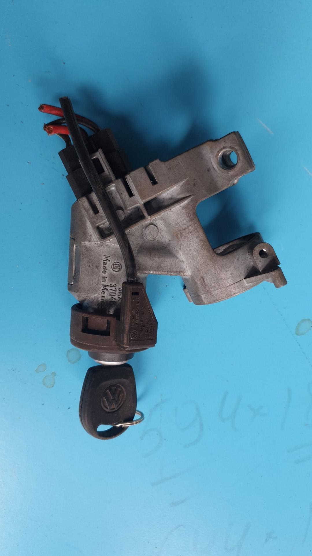 замок зажигания Volkswagen Passat B4 1993 - фото №1