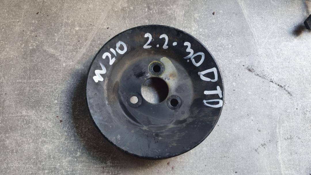 шкив насоса гидроусилителя Mercedes-Benz E-Класс W210/S210 1997, 3.0 л., TD, дизель - фото №1