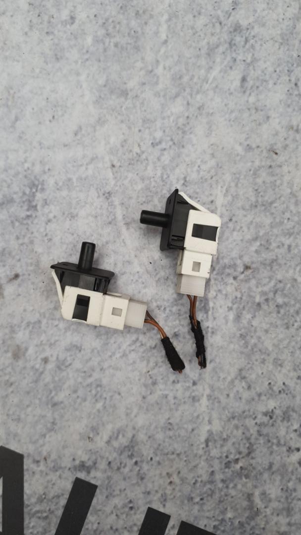выключатель концевой (концевик) Mercedes-Benz E-Класс W211/S211 W211 2004, 2.7 л., CDi, OM 647.961, дизель, АКПП, серебро, седан, задний привод, правый руль - фото №1