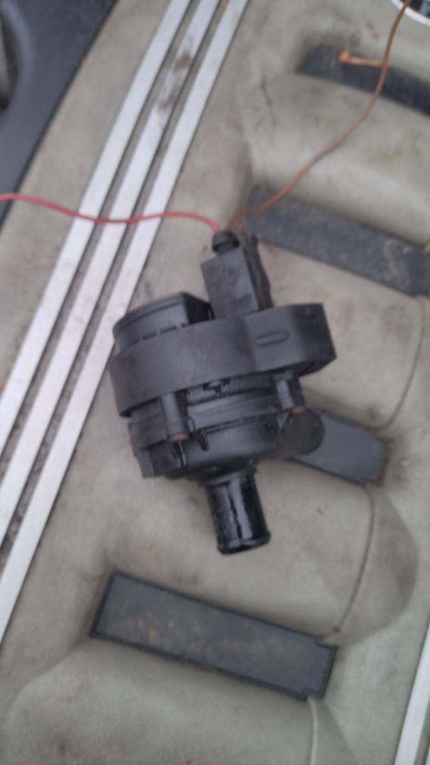 насос антифриза дополнительный Mercedes-Benz E-Класс W211/S211 W211 2004, 2.7 л., CDi, OM 647.961, дизель, АКПП, серебро, седан, задний привод, правый руль - фото №1