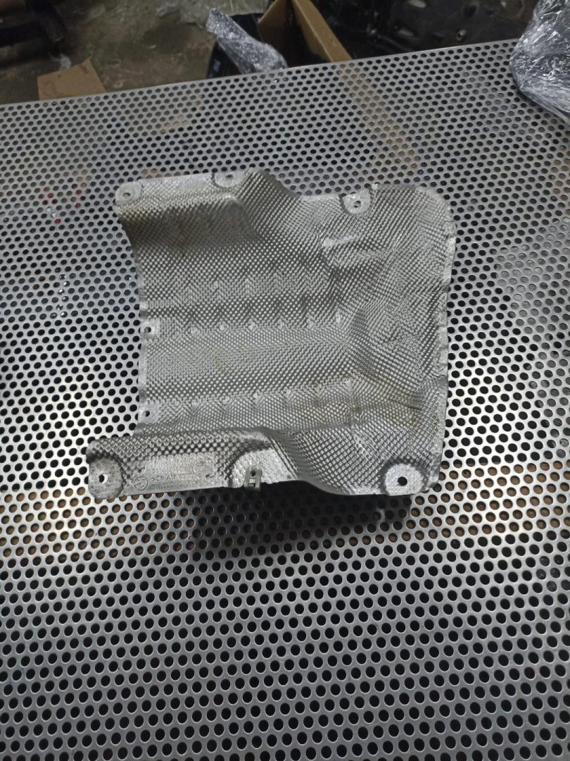 тепловой экран глушителя BMW 5 серия G30/G31 G30 2020, 2.0 л., B46 B20 B, бензин, АКПП, седан, задний привод, 51487340215, 7340215 - фото №1