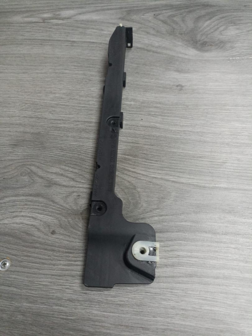 планка под капот BMW 5 серия G30/G31 G30 2020, 2.0 л., B46 B20 B, бензин, АКПП, седан, задний привод, 61139334789, 9334789 - фото №1