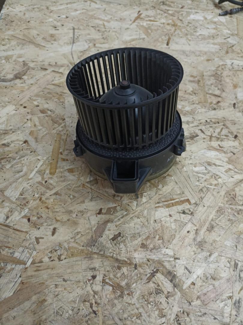 моторчик печки BMW 5 серия G30/G31 G30 2020, 2.0 л., B46 B20 B, бензин, АКПП, седан, задний привод, 64116836881, 6836881 - фото №1