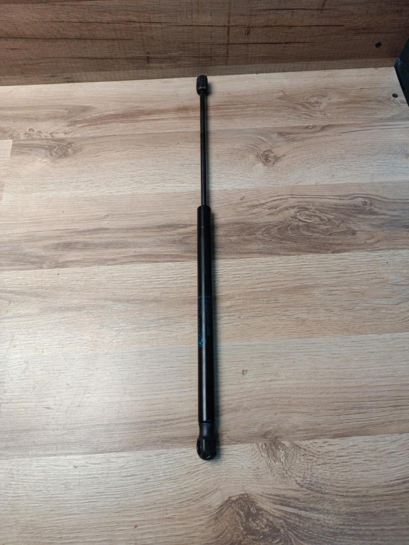 амортизатор крышки багажника (3-5 двери) BMW 2 серия F44 2023, 2.0 л., B48 A20 A, бензин, АКПП, 475, седан, передний привод, правый руль, 51247477418, 7477418 - фото №1