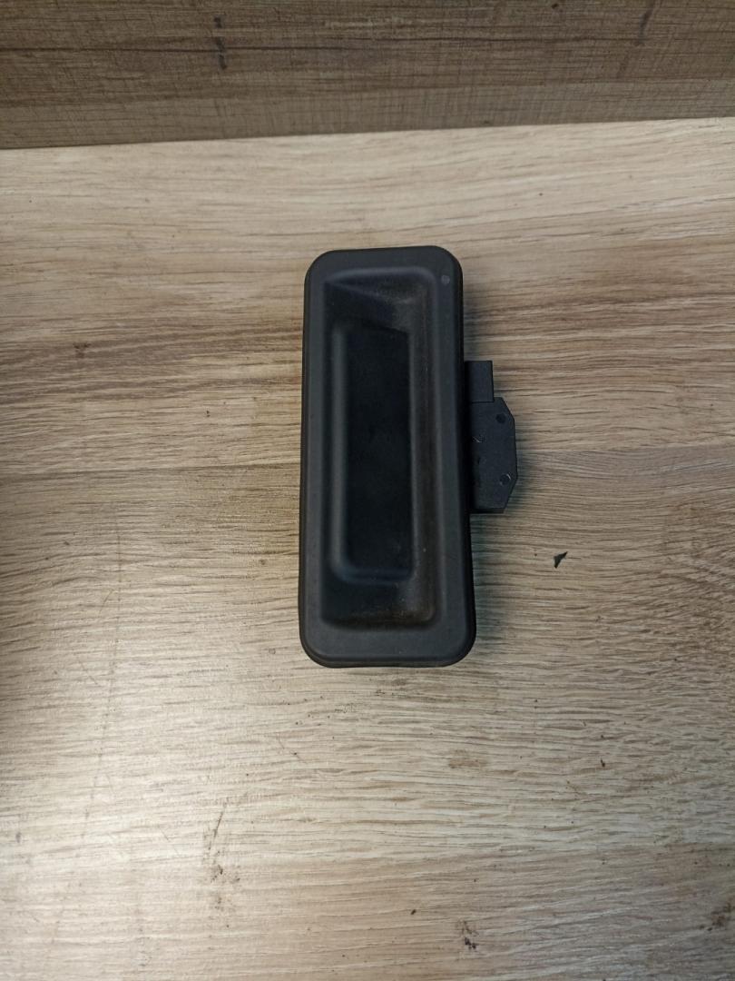 кнопка открытия багажника BMW 2 серия F44 2023, 2.0 л., B48 A20 A, бензин, АКПП, 475, седан, передний привод, правый руль, 51248492533, 8492533 - фото №1