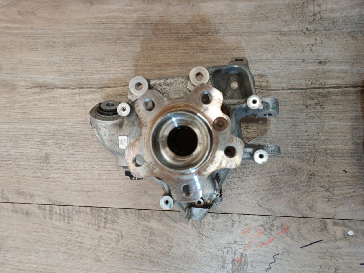 кулак задний левый BMW X5 G05 2022, 3.0 л., B58B30C, бензин, АКПП, c27(arktis-grau brillanteffekt), внедорожник 5 дв., полный привод, правый руль, 6876653, 33306876651, 6876651, 6893687 - фото №1