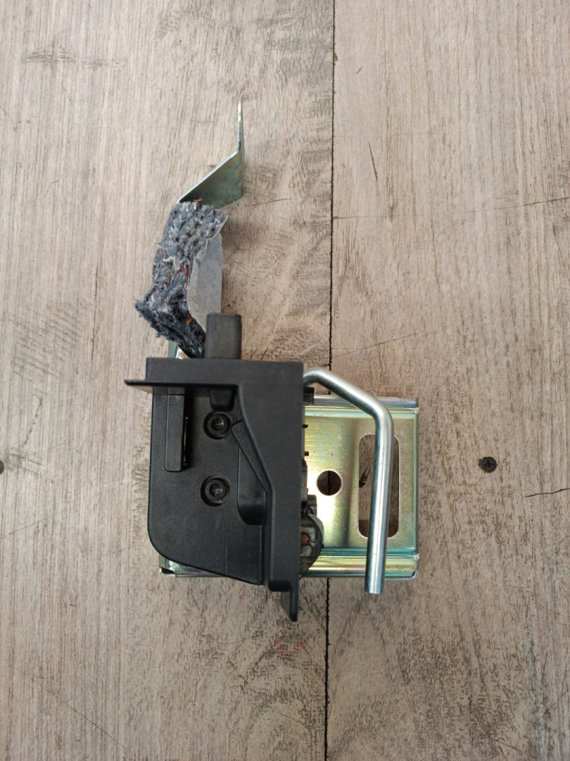 крепление шторки багажника правое BMW X3 G01 2020, 3.0 л., B58B30B, бензин, c1m, внедорожник 5 дв., полный привод, 51477396582, 7396582 - фото №1