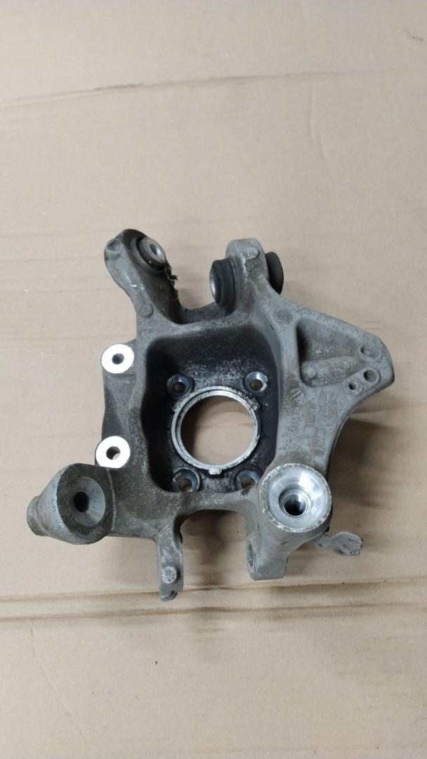 кулак задний левый BMW 5 серия G30/G31 2018, 2.0 л., гибрид, black sapphire metallic (475), седан, задний привод, правый руль, 6866337, 33306866335, 6866335 - фото №1