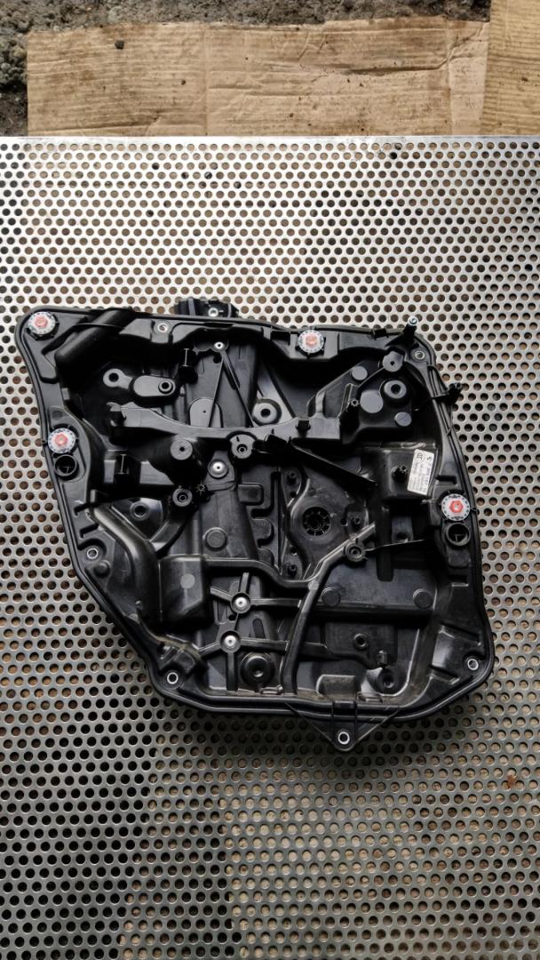 стеклоподъемник задний левый BMW 5 серия G30/G31 2018, 2.0 л., гибрид, black sapphire metallic (475), седан, задний привод, правый руль, 51357455083, 7455083 - фото №1