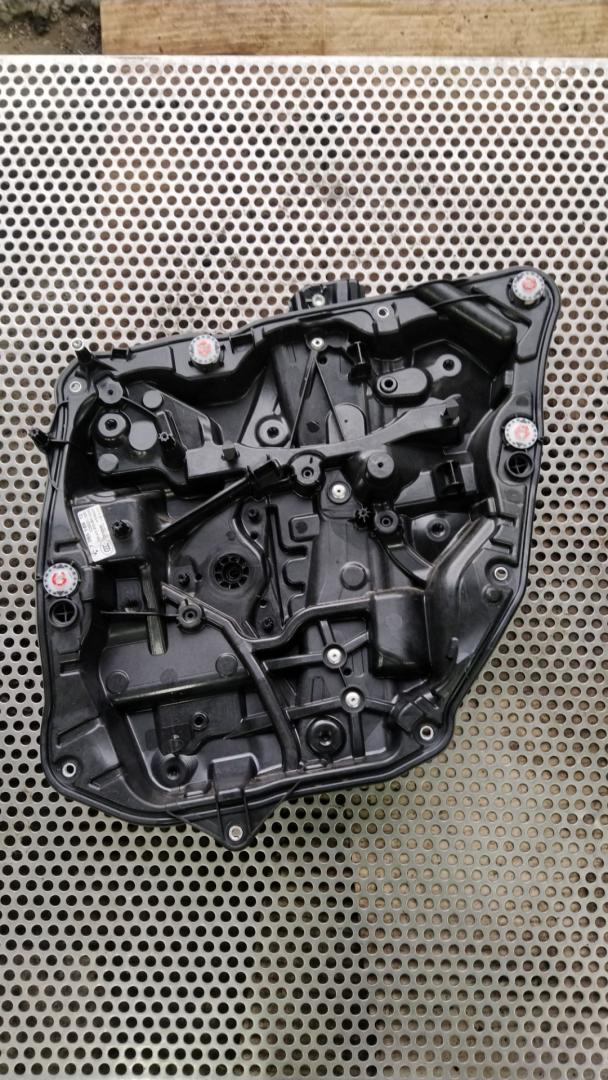 стеклоподъемник задний правый BMW 5 серия G30/G31 2018, 2.0 л., гибрид, black sapphire metallic (475), седан, задний привод, правый руль, 51357455084, 7455084 - фото №1