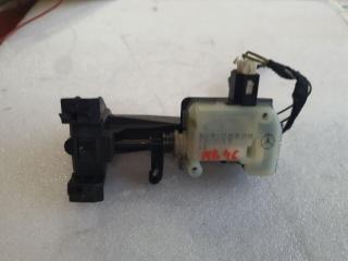 замок лючка топливного бака Mercedes-Benz M-Класс W164 2006, 3.0 л., OM 642.940, дизель, АКПП, серебро, полный привод, правый руль, A2518200197
