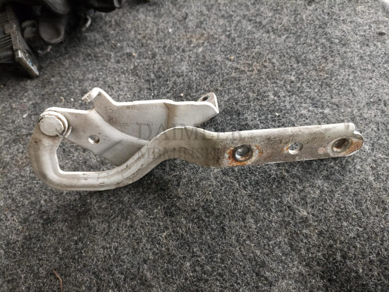 петля капота правая Mercedes-Benz Vito W639 2004, 2.2 л., OM 646.983, дизель, МКПП, белый, задний привод, A6397500351 - фото №1