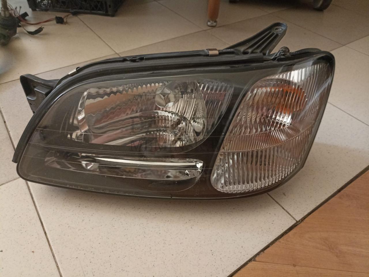 фара левая Subaru Outback 2 поколение 2001 - фото №1