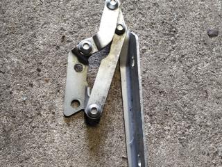 петля капота левая Mercedes-Benz A-Класс W168 2001, 1688800128