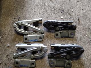 петля капота левая Mercedes-Benz M-Класс W164 2007, A2518800128