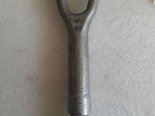 крюк буксировочный Mercedes-Benz E-Класс W212/S212/C207/A207 2009, A2206280135