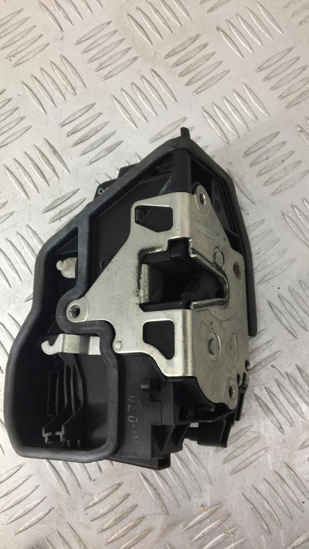 замок двери задней правой BMW X3 E83 2005, 3.0 л., 306D2, дизель, МКПП, черный black-sapphire metallic, внедорожник 5 дв., полный привод, 51227167070, 7167070 - фото №1