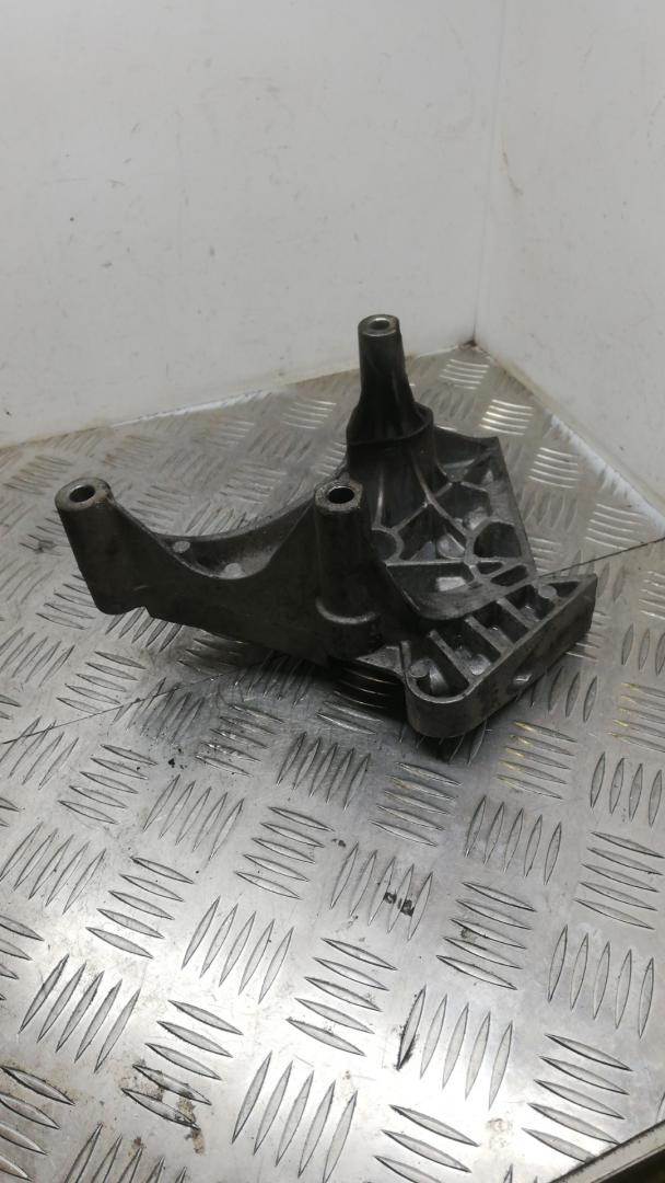 кронштейн двигателя Volkswagen Passat B6 2008, 1.9 л., BXE, дизель, серебро, универсал, 03G199207 - фото №1