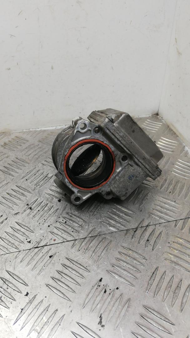 заслонка дроссельная Volkswagen Passat B6 2008, 1.9 л., BXE, дизель, серебро, универсал, 03G128063 - фото №1